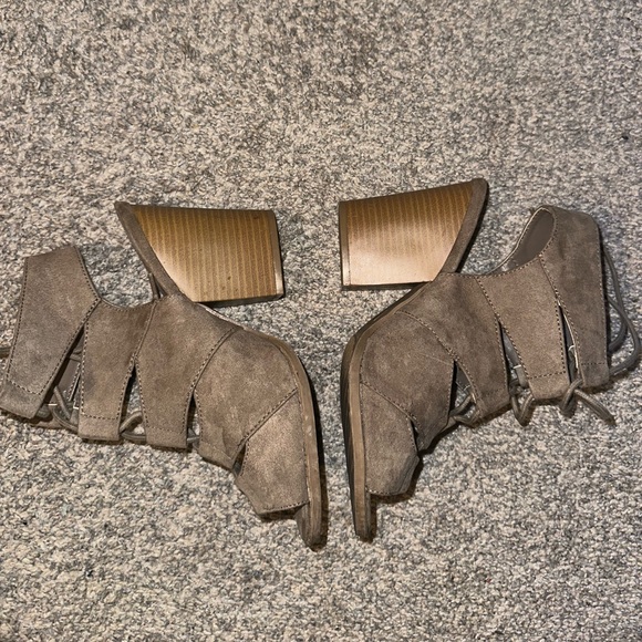 Tan lace-up heels, women’s size 8 - Picture 2 of 3